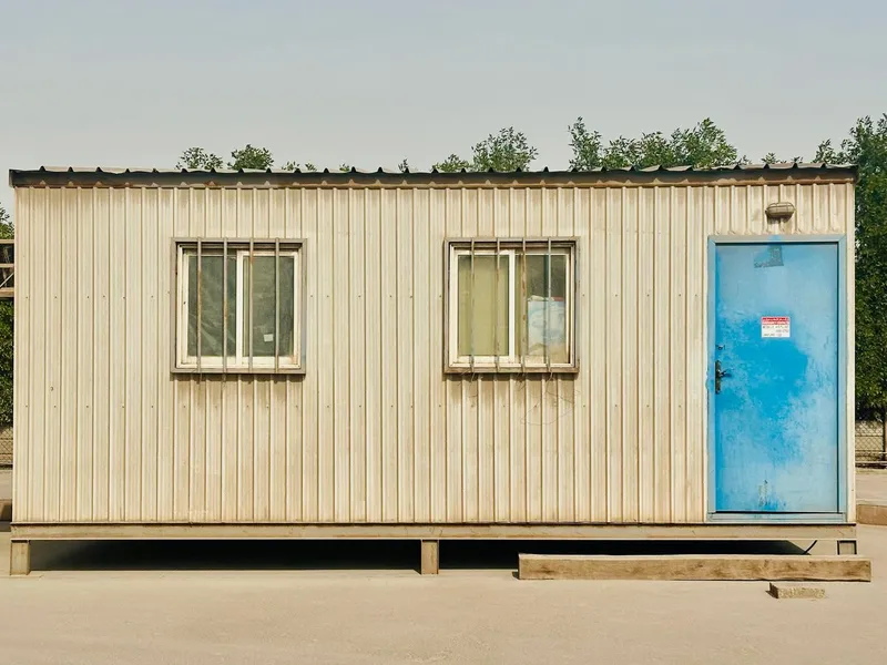Container de șantier cu două ferestre și ușă de acces